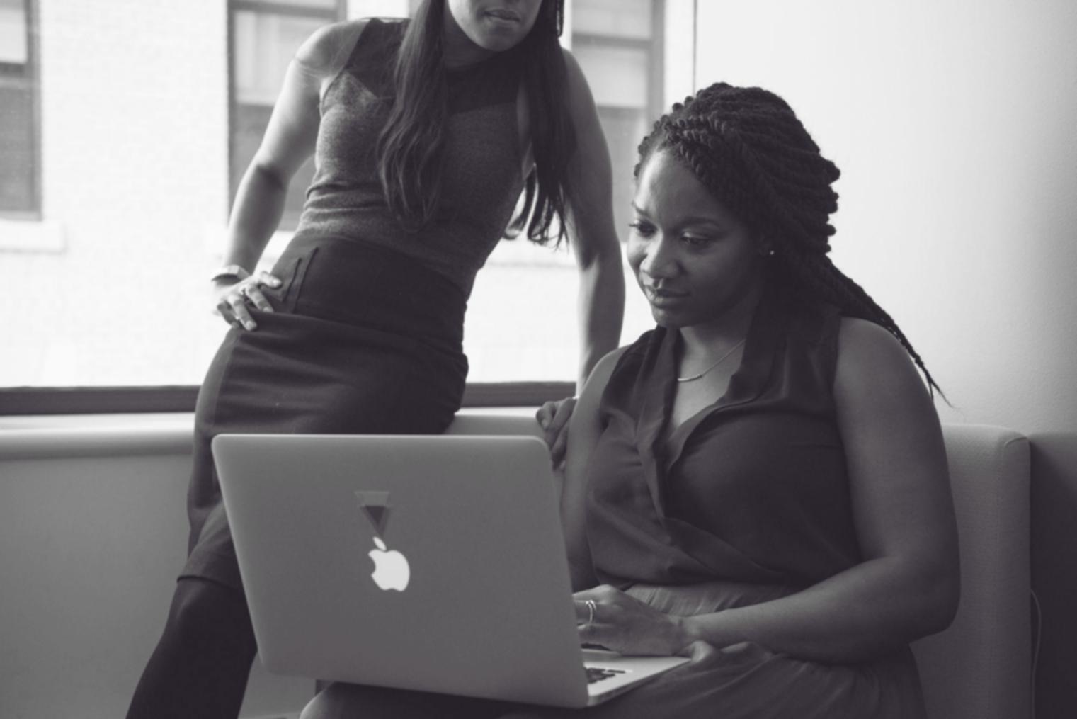 Equipo de Luminavorque trabajando en estrategias financieras colaborativas