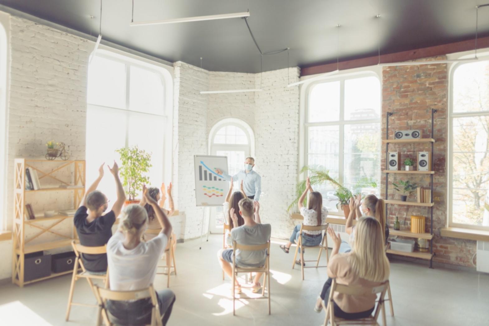 Líder del equipo Luminavorque presentando estrategias financieras innovadoras